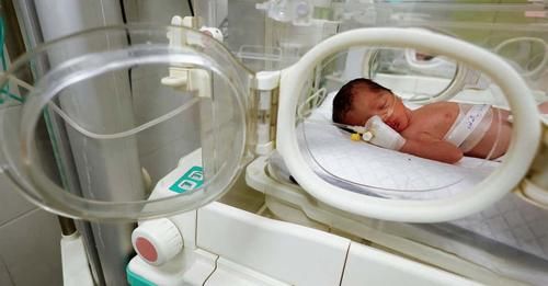 « Une prouesse » dans la bande de Gaza dévastée par la guerre. Des médecins palestiniens se félicitent d’avoir fait naître par césarienne un bébé dont la mère, blessée, était en train de mourir.